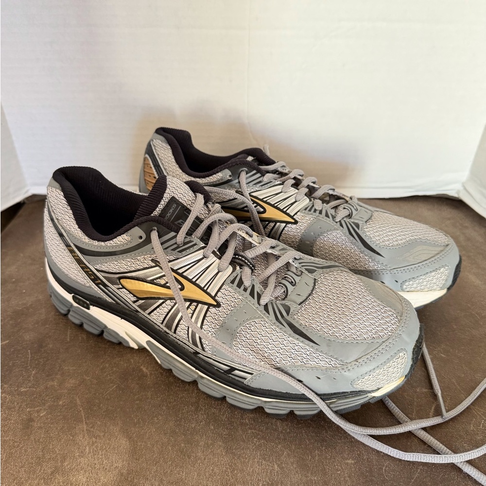 Brooks Beastt 12 Gray and Gold Men's Running Shoes size 10.5